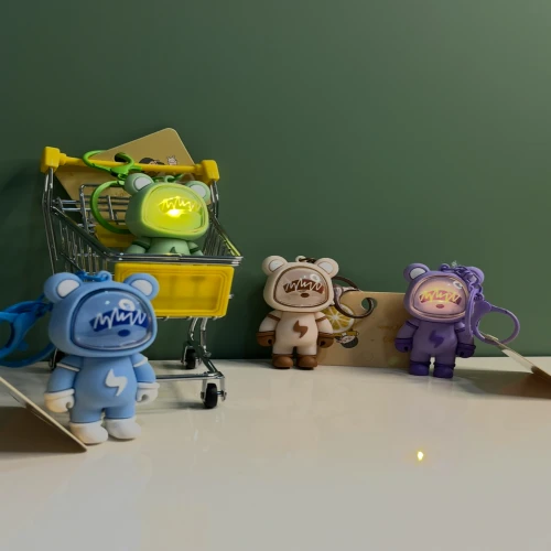 جاکلیدی سیلیکونی چراغ‌دار طرح خرس با چراغ LED مخفی، طراحی فانتزی و نرم، مناسب برای کلید، کیف و کوله‌پشتی.